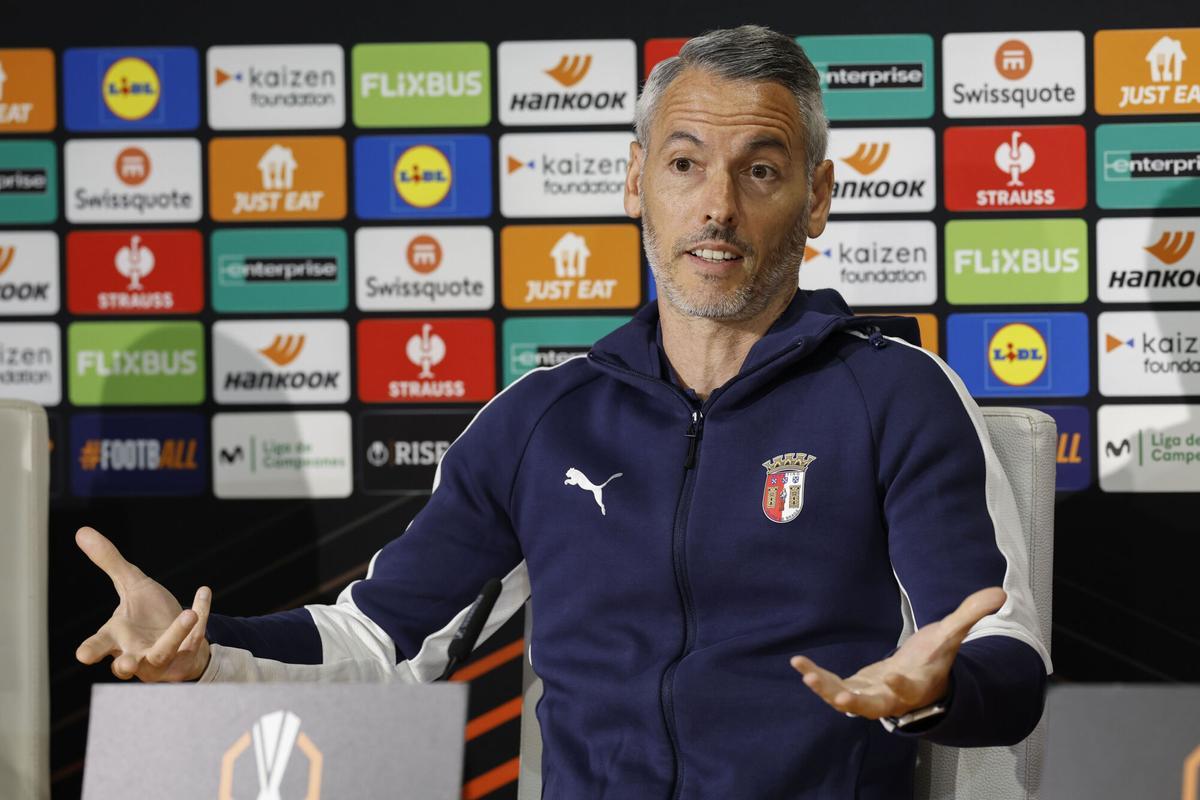 Carlos Vicens, durante la rueda de prensa celebrada este miércoles en el estadio de La Cartuja, en Sevilla, previo al partido de vuelta de cuartos de final de Liga Europa que mañana disputan Real Betis y SC Braga