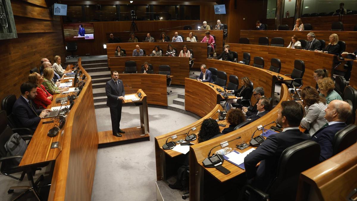 El presidente del Principado, Adrián Barbón, se dirigie desde el atril al líder de la oposición, el popular Álvaro Queipo, sentado a la derecha, durante una de las sesiones del debate de orientación política del Principado de Asturias
