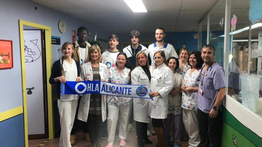 Los jugadores visitan Pediatría del Hospital Universitario de Sant Joan