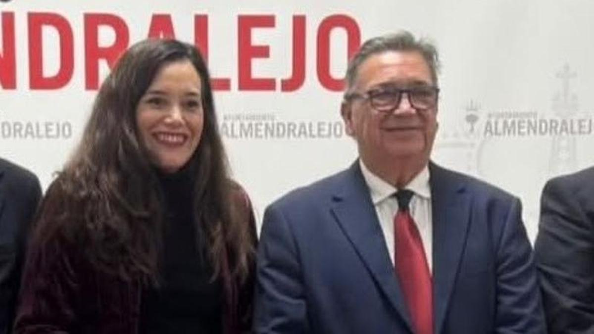 La portavoz del PP, Adora Gutiérrez, junto al alcalde, en un acto.