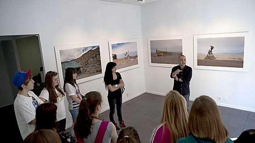 Alumnos del IES Cuenca del Nalón visitan la exposición.