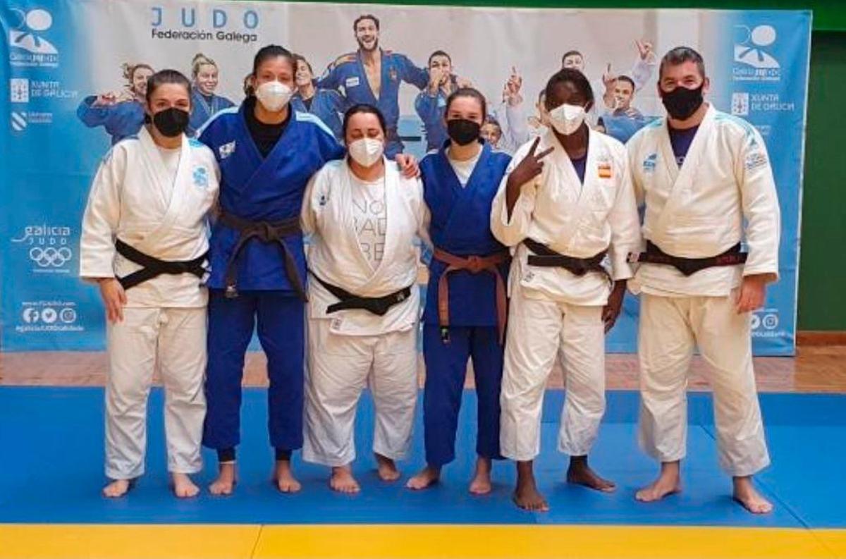 Martina y Javi con las responsables del curso Nagore Valle, Diana Brenes,  Mónica Pacheco y María Bernabéu. Foto: ECG