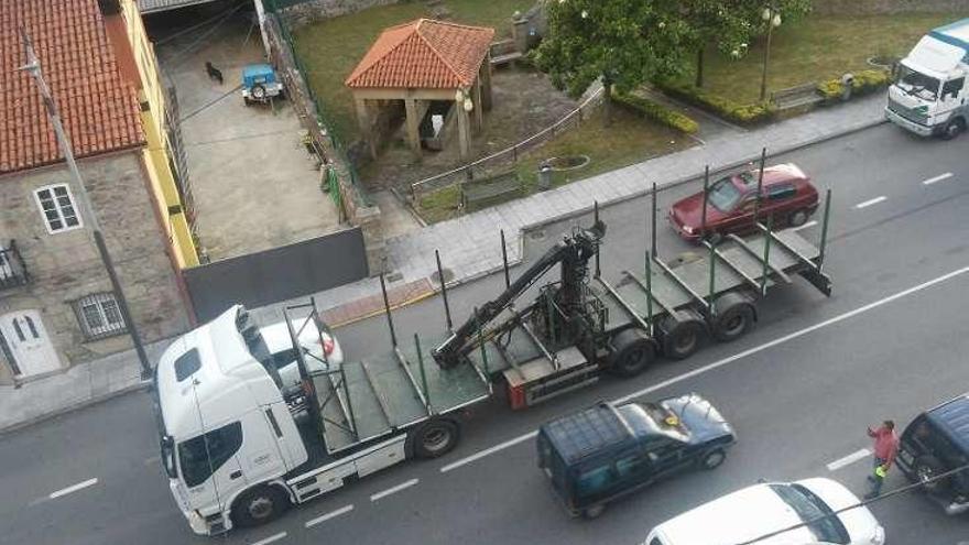 El camión imposiblitaba el uso de uno de los carriles.
