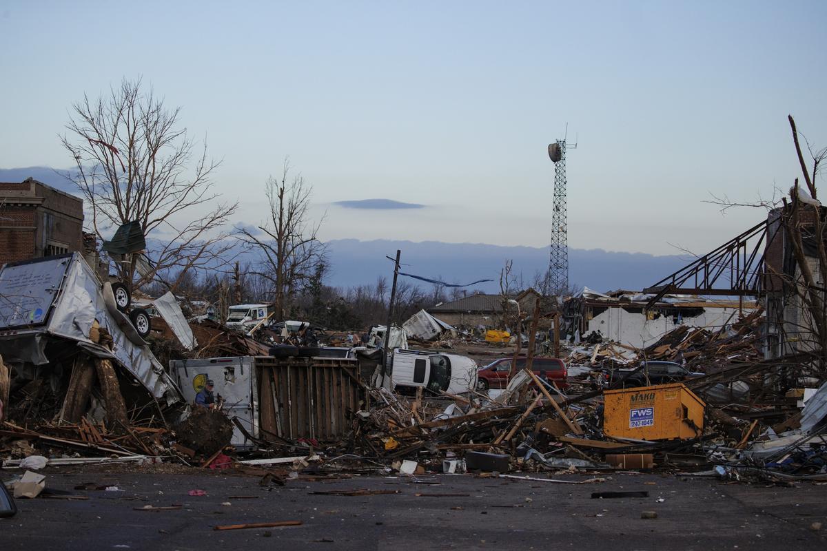 Efectos del paso de un tornado en Mayfield, Kentucky.