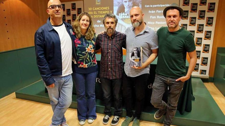 Nicolás Pastoriza (1i), Arancha Moreno, Iván Ferreiro (c), y Fon Román (1d).  // Marta G. Brea