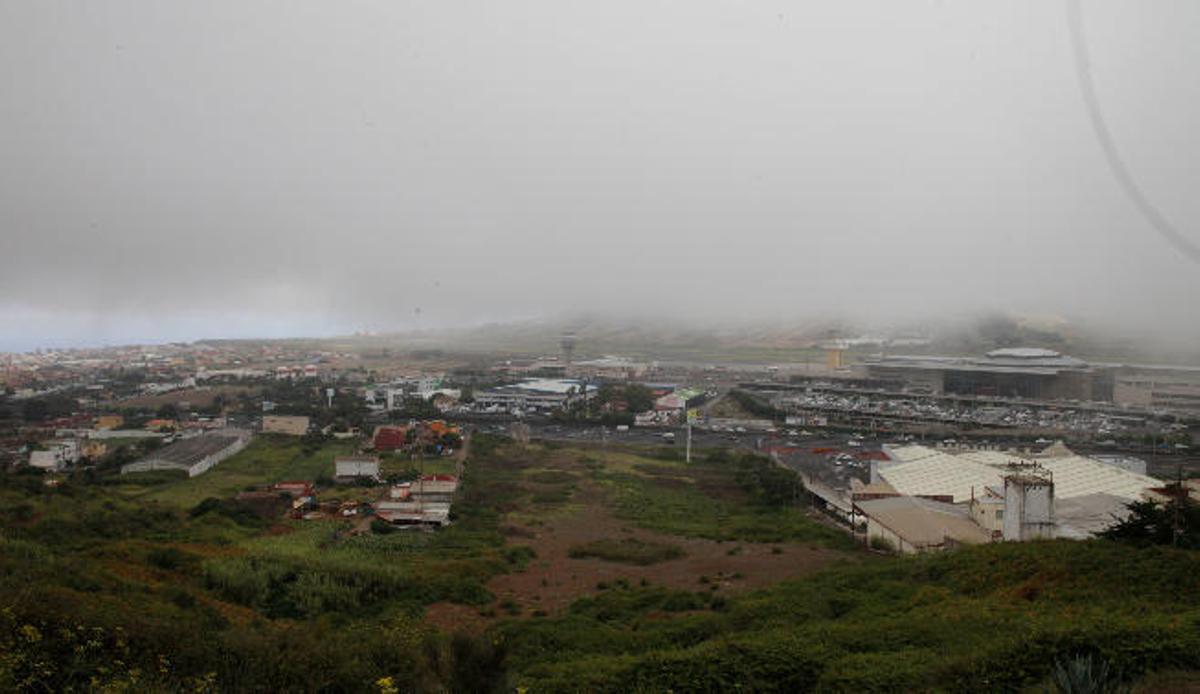 Panorámica del aeropuerto Tenerife Norte-Ciudad de La Laguna en un día con niebla.
