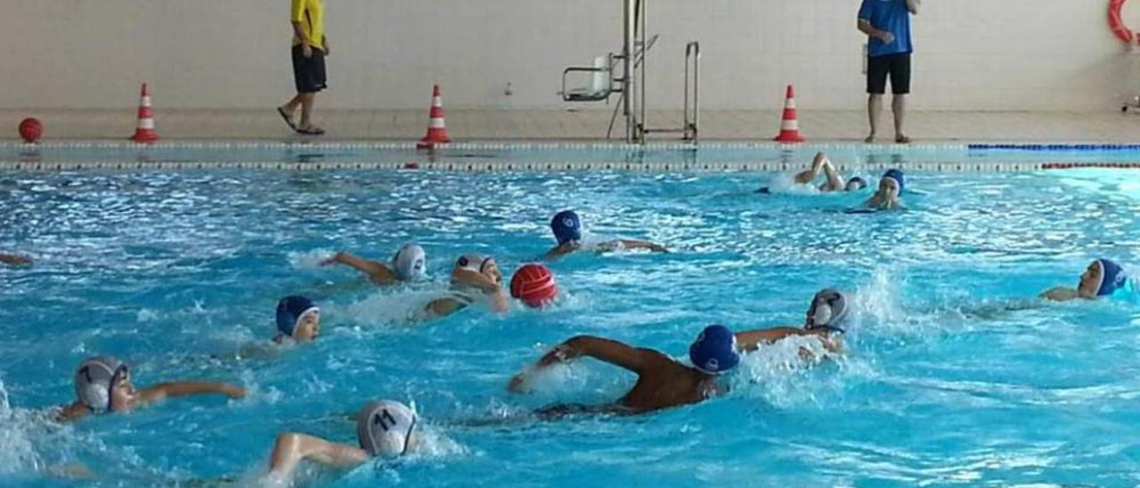 El equipo alevín de waterpolo del CNCO, durante un partido.