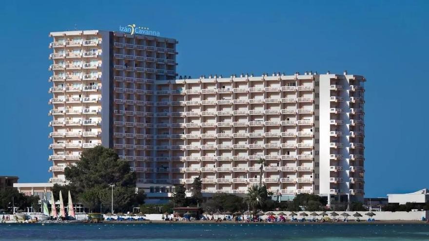 Herido al caerle encima un balcón cuando se bañaba en la piscina de un hotel de La Manga