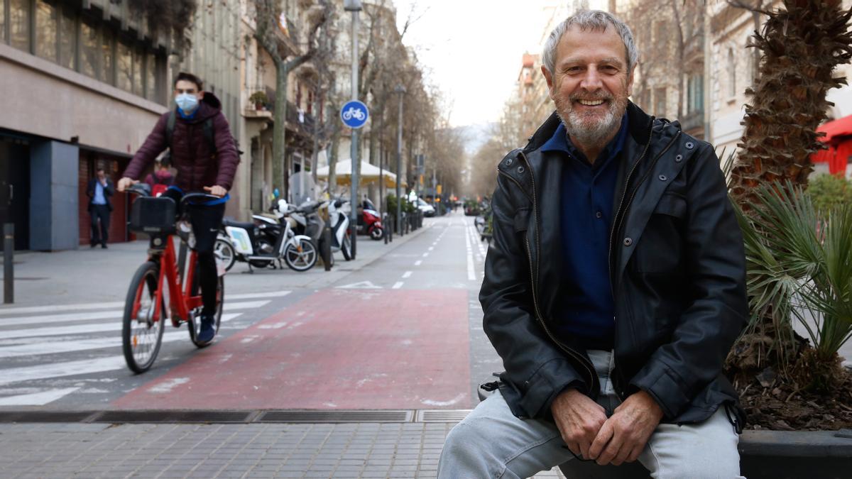 Rueda, en Enric Granados, la calle en la que vive y una de las más pacificadas del Eixample