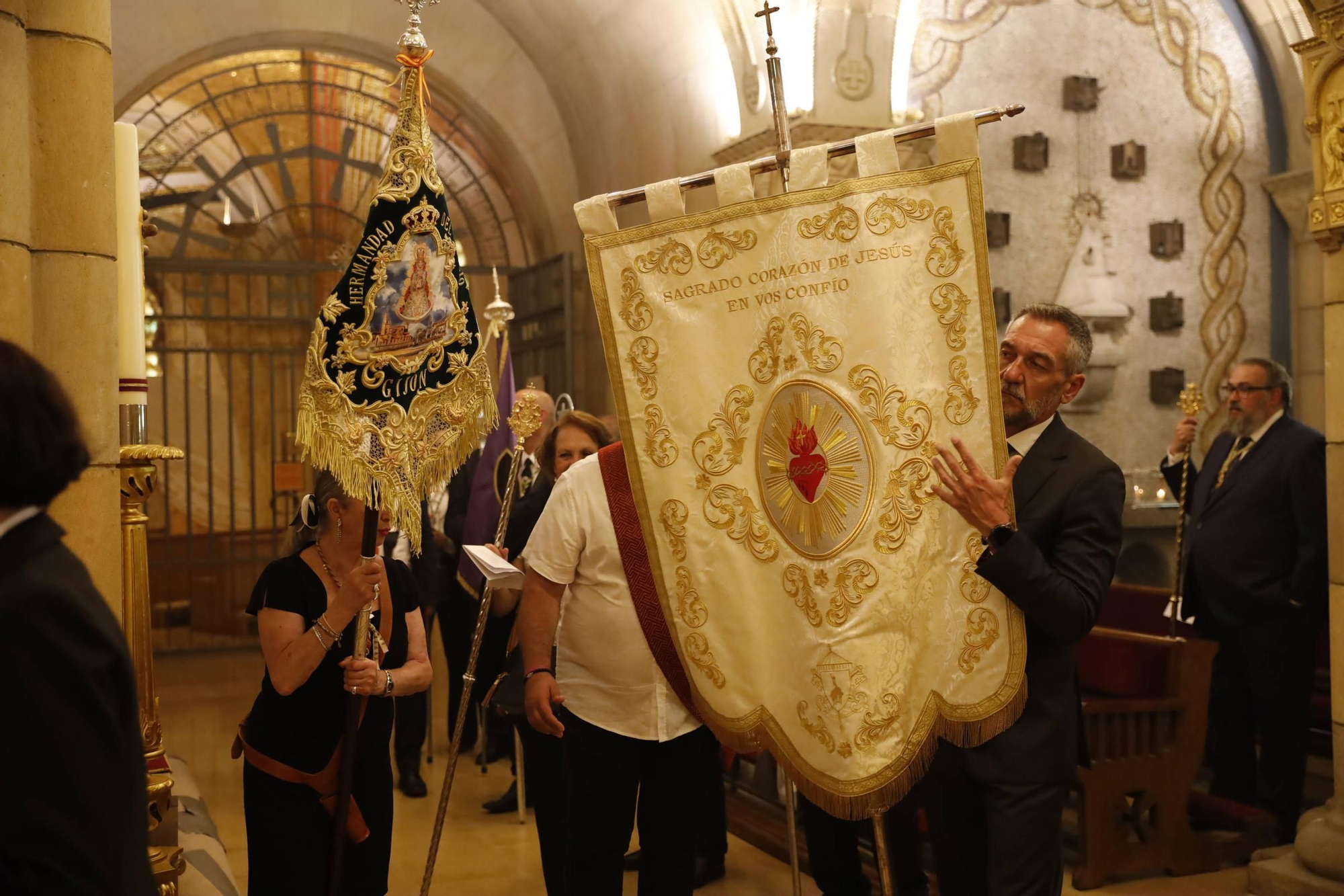 Pétalos, incienso, niños... así fue la procesión del Corpus Christi en Gijón (en imágenes)