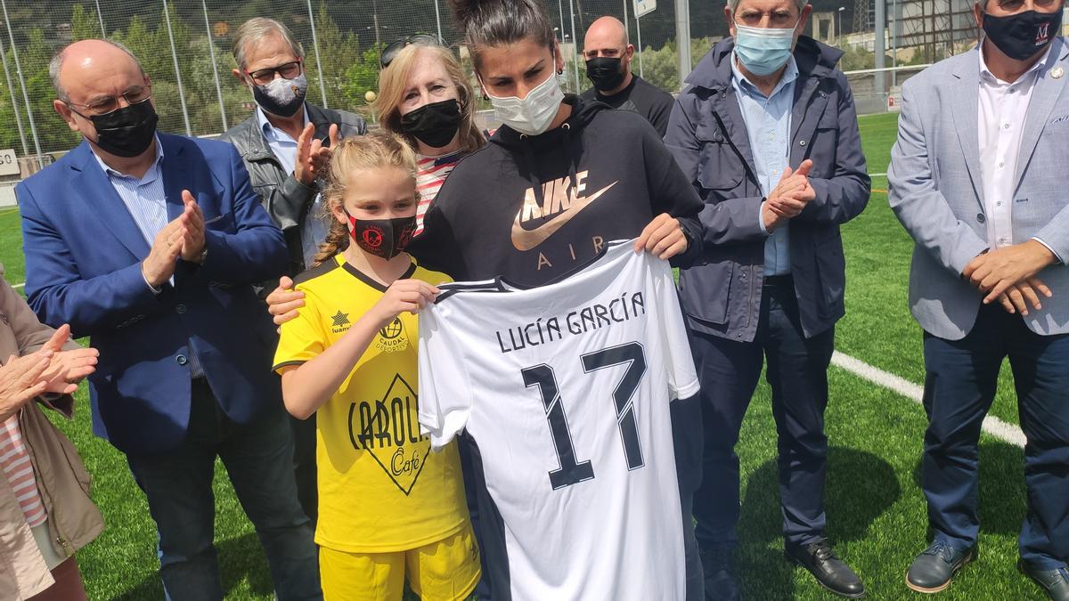 Lucía García recibe la camiseta del Caudal Deporitvo.