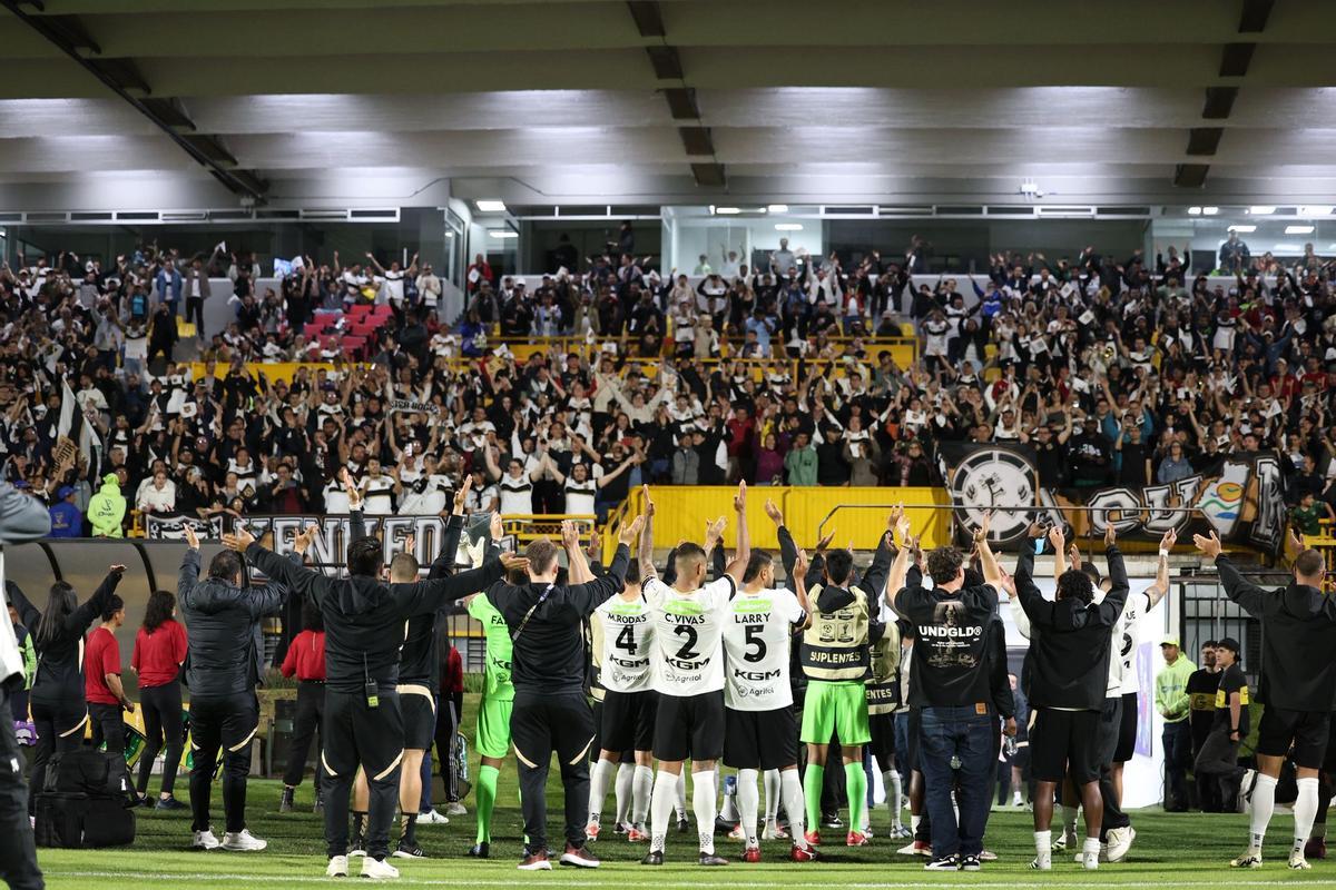 El Inter de Bogotá celebra junto a su afición.
