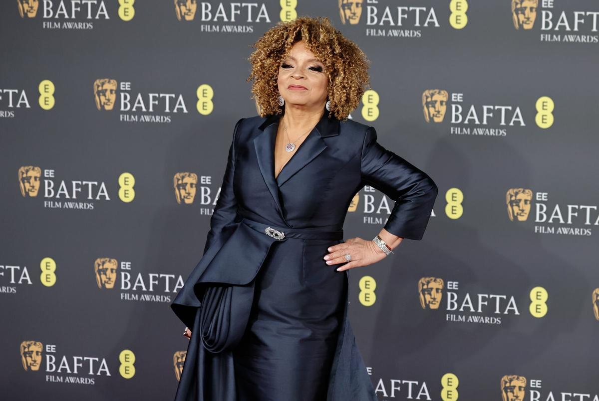 La diseñadora de vestuario estadounidense Ruth E. Carter, en la alfombra roja de los Premios BAFTA en el Royal Festival Hall de Londres.