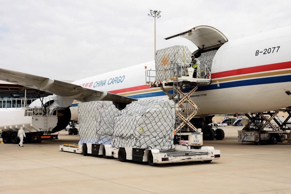 Un avión chino llega a Zaragoza cargado de mascarillas y respiradores para Valencia