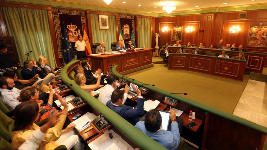 Los concejales de Marbella, ayer, durante una de las votaciones de la sesión plenaria.