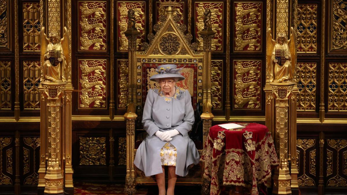 La reina Isabel II en la sesión del Parlamento.