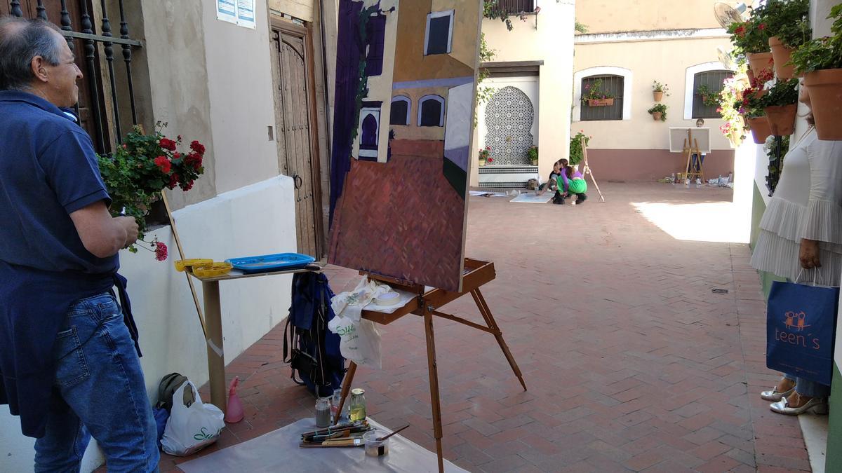 En el callejón de Rincón Nazarí se apostaron tres artistas.
