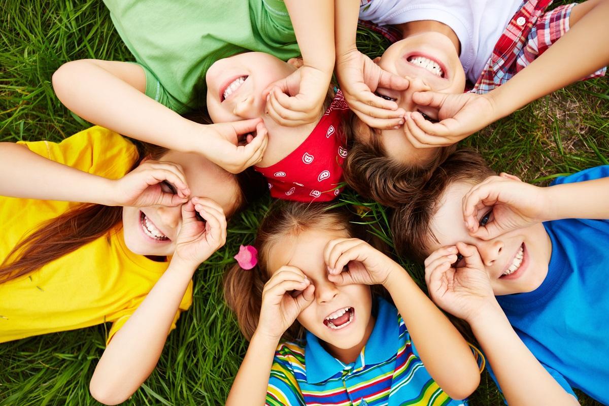 Es bueno realizar quedadas con otros niños durante el verano.