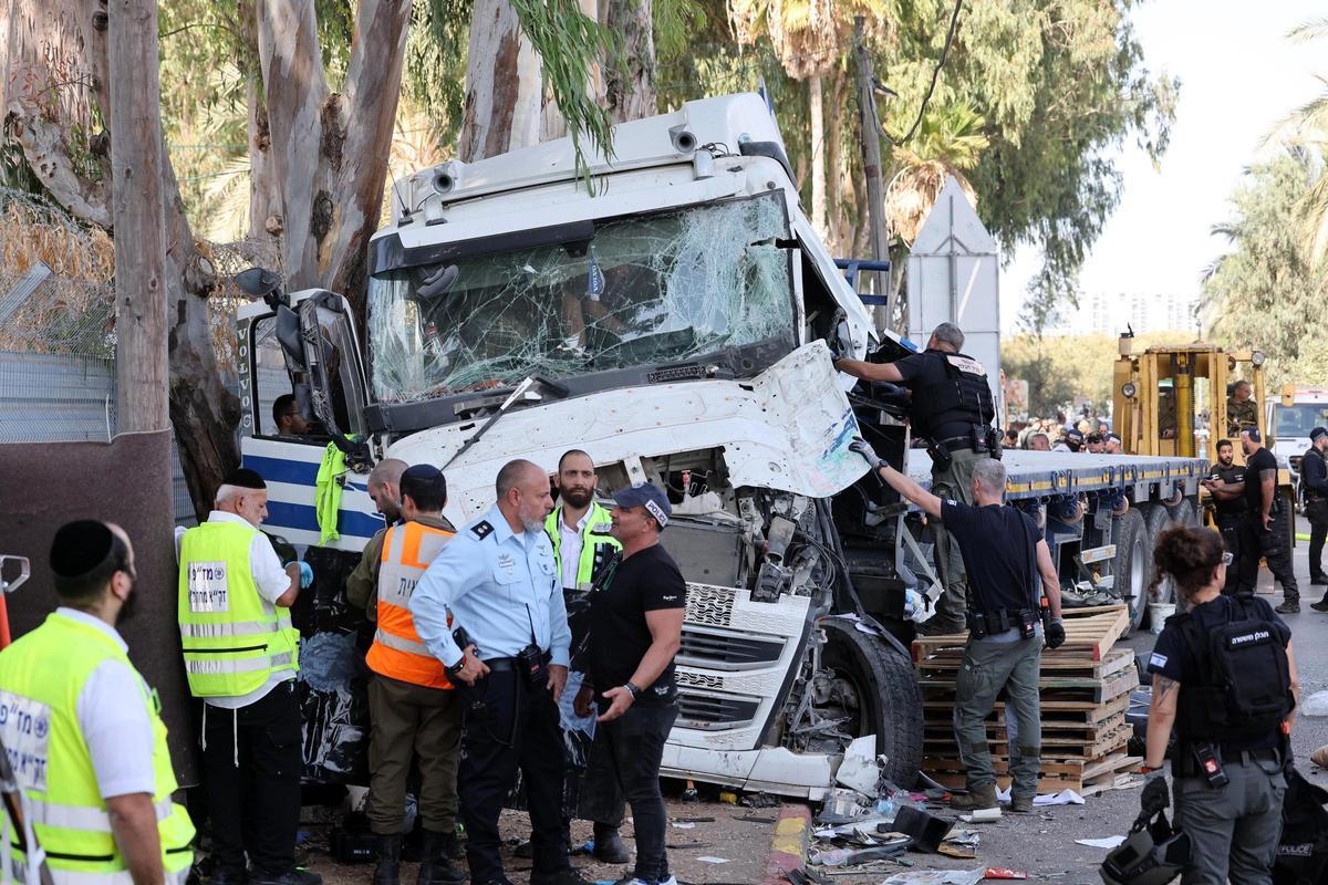 Agentes de policía junto al camión utilizado en el ataque, cerca de la base militar de Gilot, al norte de Tel Aviv.