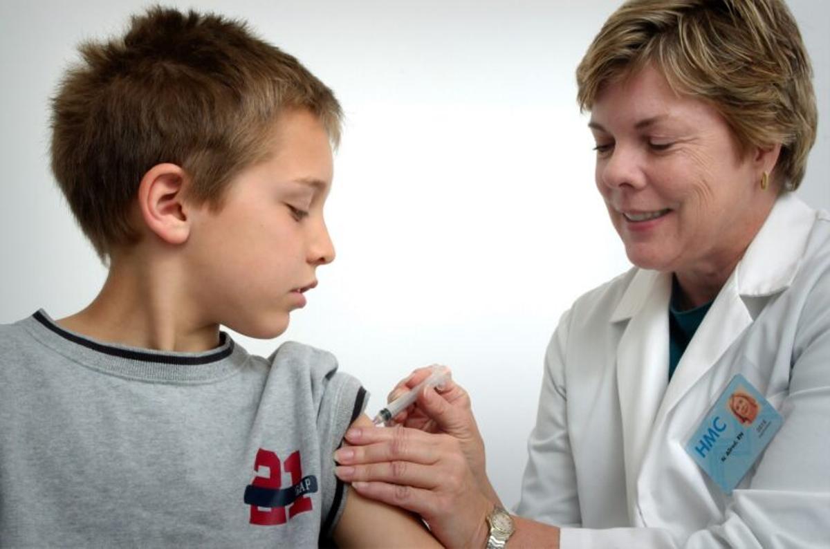 Lo que dicen los pediatras sobre si debemos vacunar a los niños contra la Covid, ahora que se puede