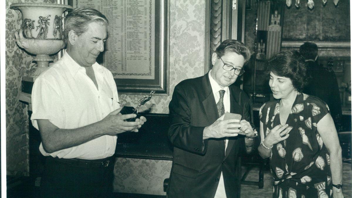 Mario Vargas Llosa con el alcalde Fageda y la mujer del escritor, Patricia Llosa
