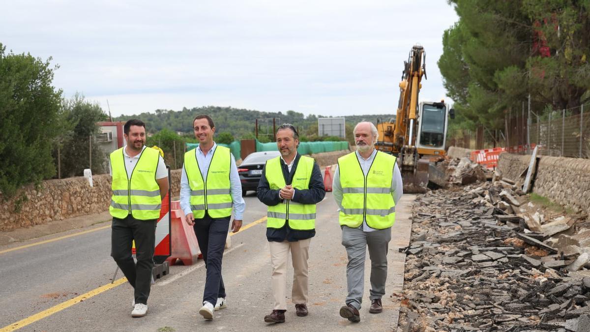 Llorenç Galmés y Fernando Rubio, ambos en el centro, visitando las obras del vial cívico de Alaró.