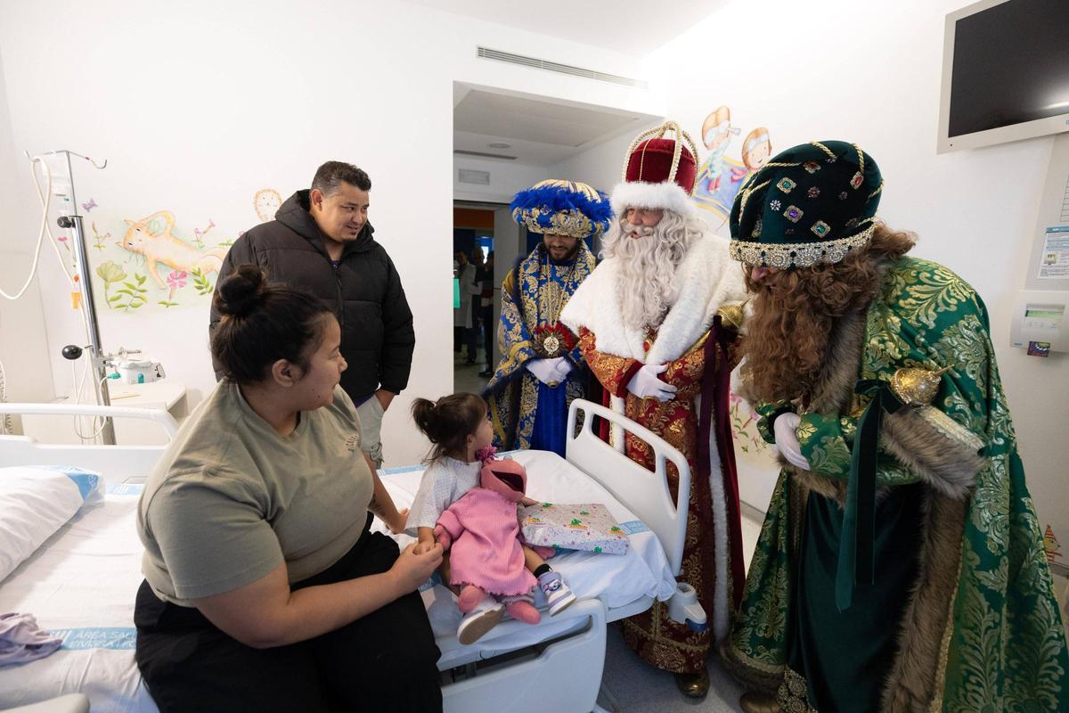 Chloe Amarilla, de un año y medio, vive una experiencia inolvidable con los Reyes Magos.