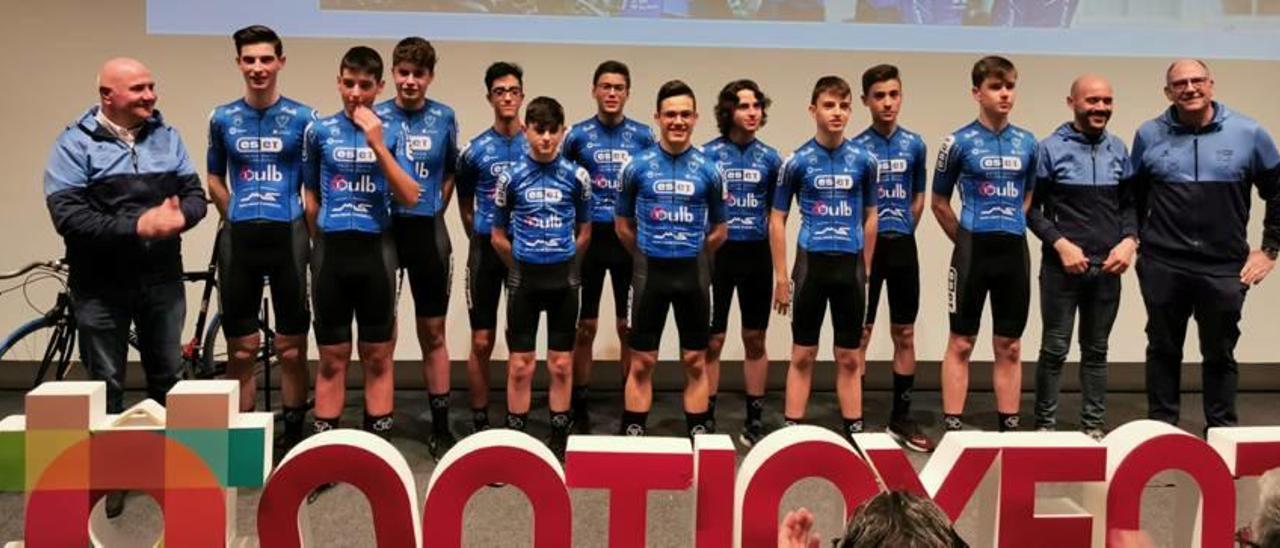 Ciclistas del equipo y la escuela del Club Ciclista Ontinyent, en la presentación del pasado viernes.