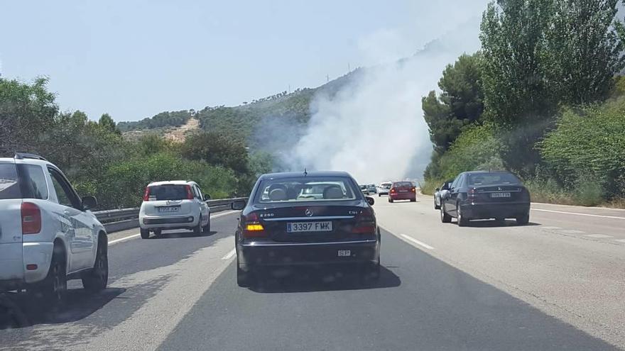 Un incendio en la mediana de la autovía de Andratx causó una gran humareda