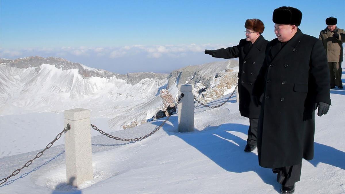 Kim Jong-un camina por el monte Paektuthe, en una foto sin fecha distribuida por la agencia KCNA el 9 de diciembre.