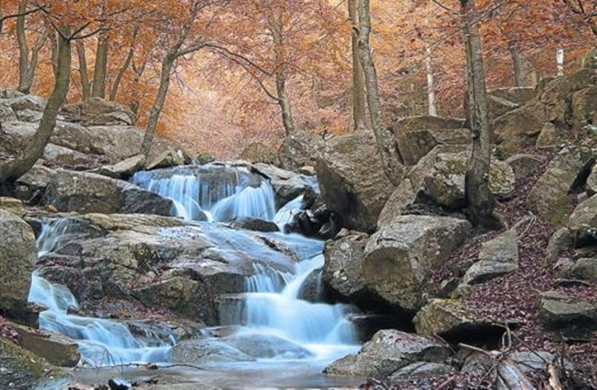 Paisaje de leyenda 8 Cascada en el parque natural del Montseny, cerca de Viladrau.