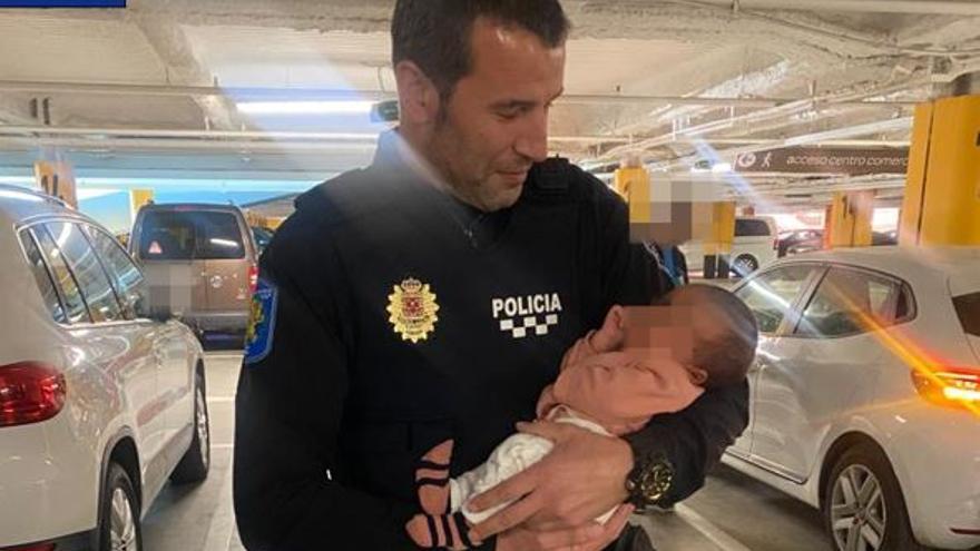 Rescatan a un bebé de un mes encerrado en el coche de su madre en Murcia