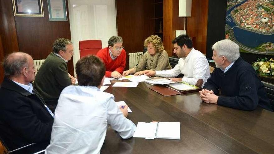 Reunión de ayer entre el Concello y Juan XXIII. // G. Santos