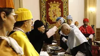 El cantante Víctor Manuel ya es doctor "Honoris Causa" por la Universidad de Oviedo: "Es como levantarte el día de Reyes y encontrar debajo del árbol un gran regalo"