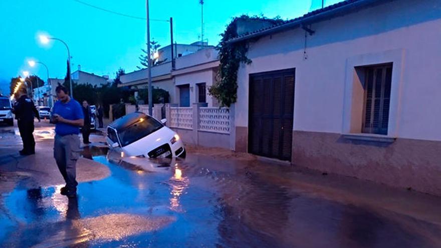 Varios barrios afectados por la rotura de una tubería en Son Ferriol de Palma