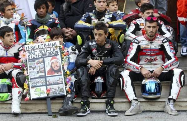 Miles de personas asisten al funeral de Marco Simoncelli