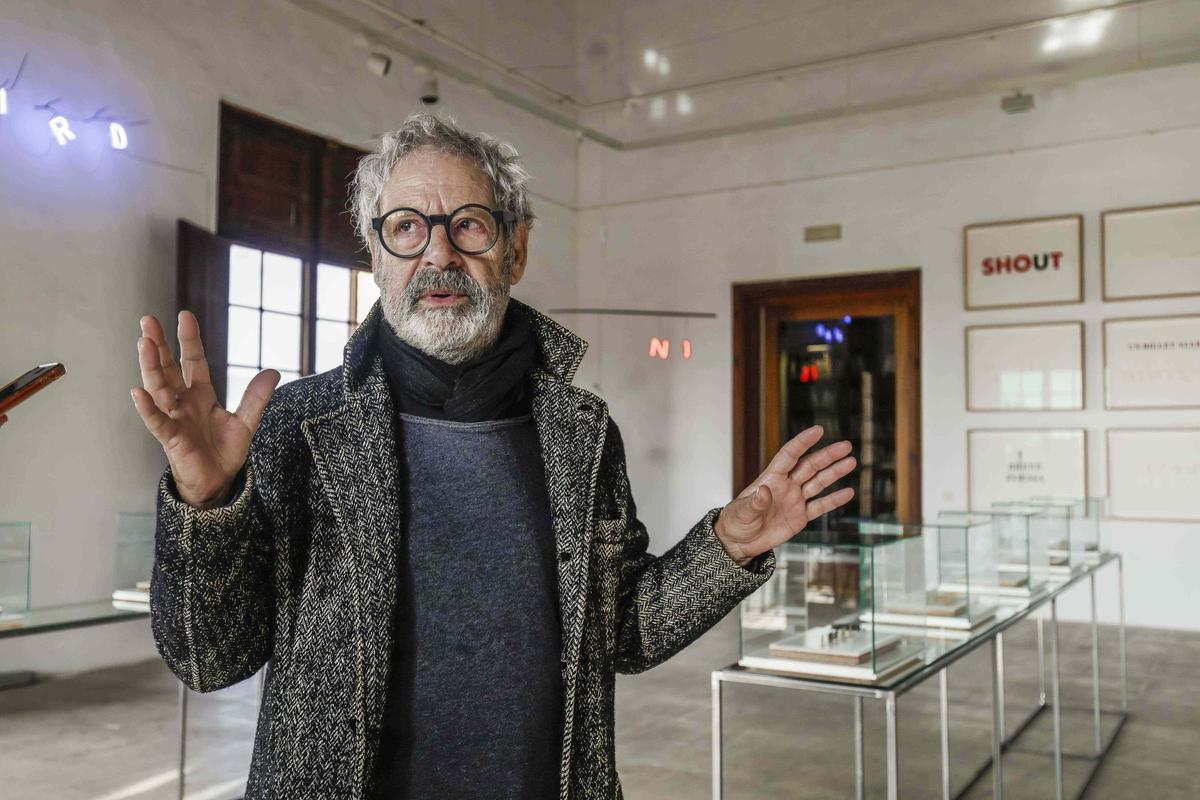 El artista Pep Llambías en la sala de exposiciones del Colegio de Arquitectos