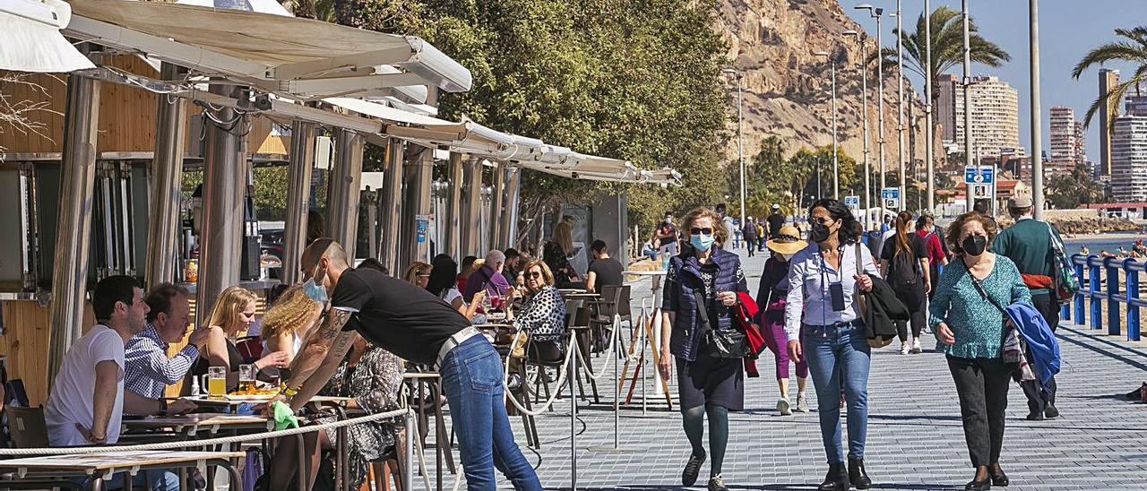 El Paseo de Gómiz, en la playa del Postiguet de Alicante, cita de turistas madrileños.