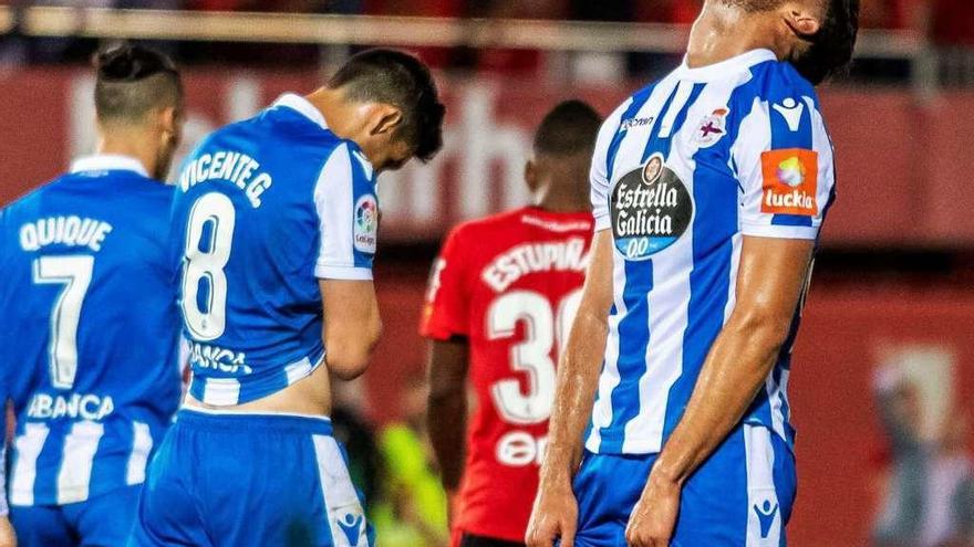 Los jugadores del Deportivo se lamentan tras la última ocasión fallada. // Efe