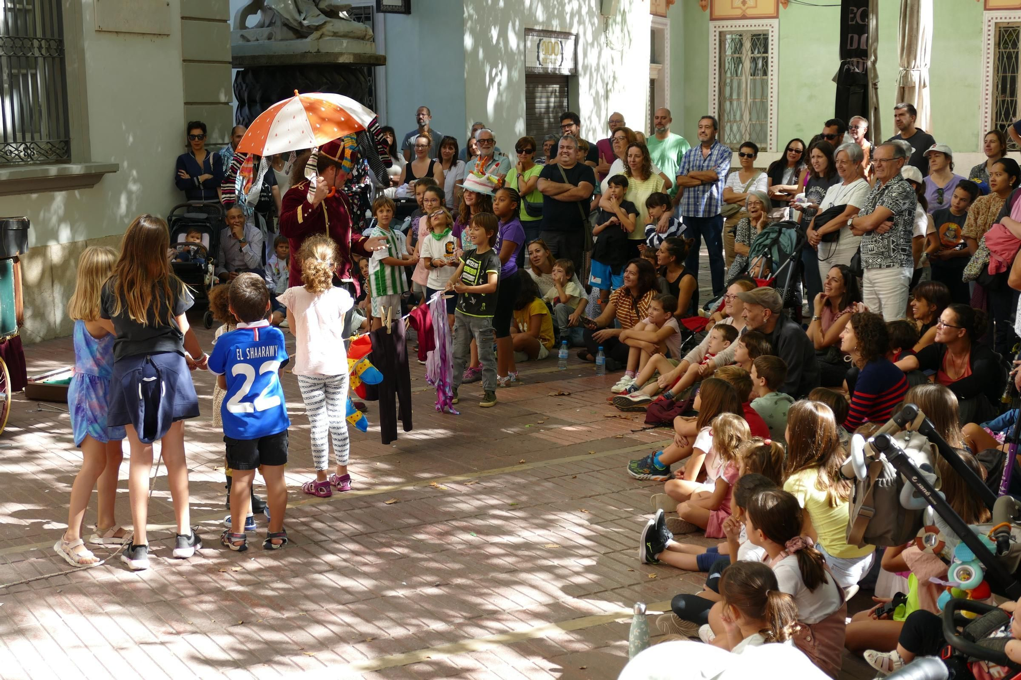 La màgia s'escampa pels carrers i les places de Figueres