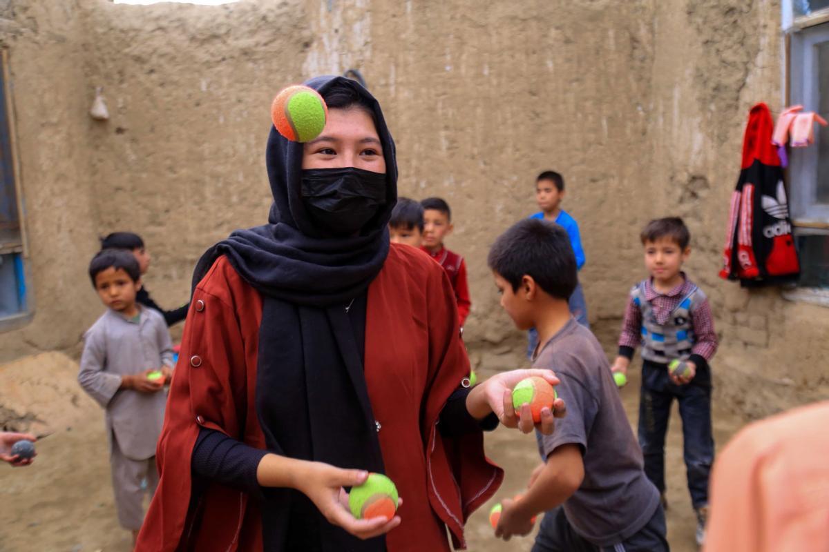 Unas hermanas afganas enseñan el arte del circo a niños en Kabul