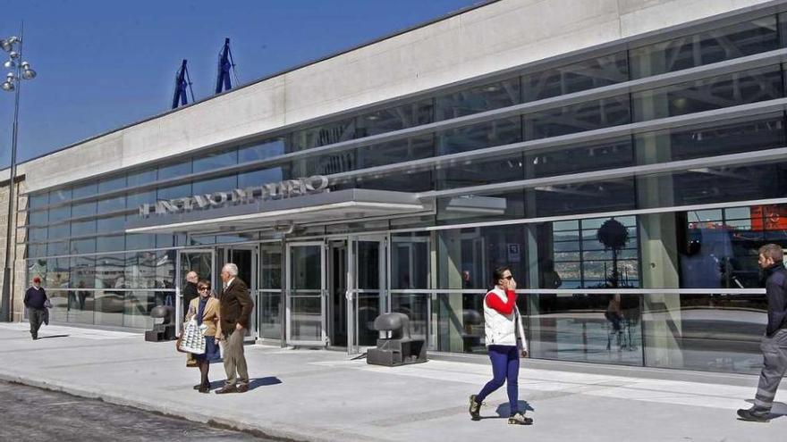 Vista del edificio del &quot;Tinglado&quot;, las antiguas naves de la fruta del Puerto. // M. G. Brea