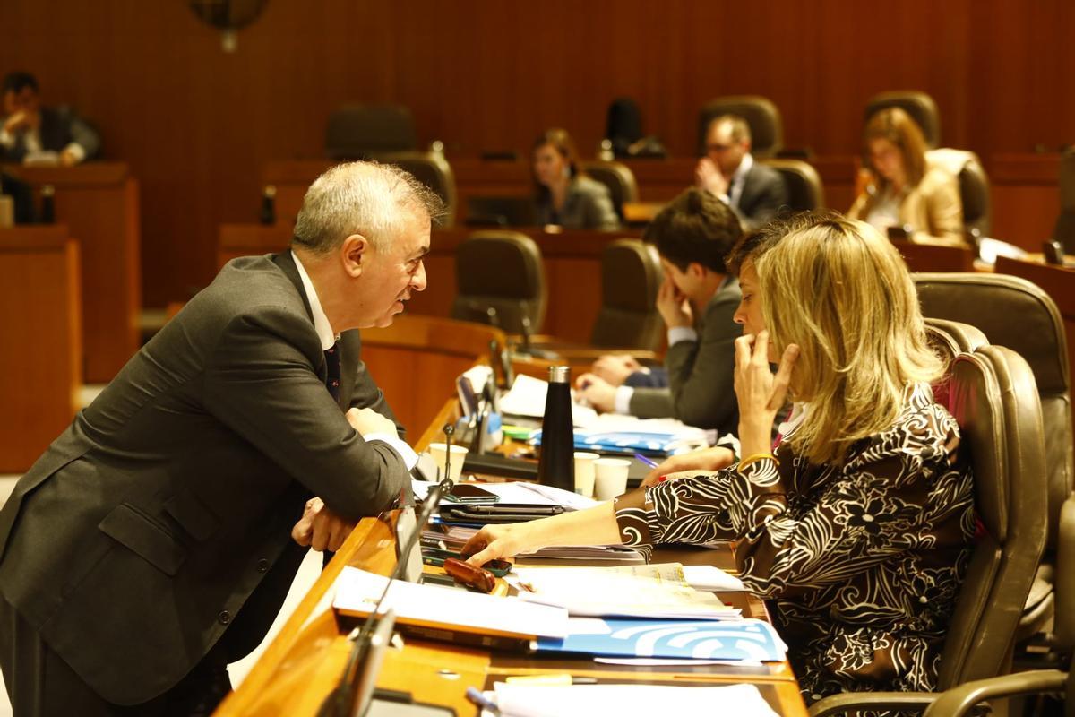 Javier Campoy charla con Marian Orós y Mar Vaquero durante el pleno.