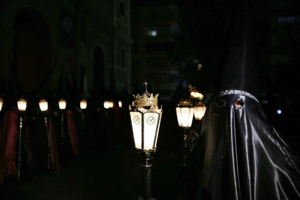 El protocolo para evitar la lluvia funcionó. El adelanto de la hora de salida de las procesiones del Silencio y Descendimiento de Cristo permitió que discurrieran por las calles de Torrevieja. Poco de