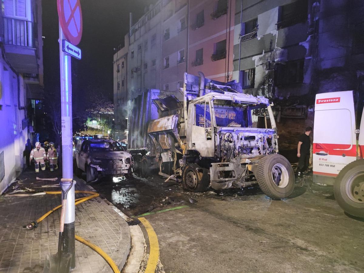 L’explosió d’un camió de les escombraries a l’Hospitalet causa 18 ferits L’explosió d’un camió de les escombraries a l’Hospitalet causa 18 ferits