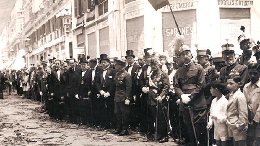 Autoridades y miembros del Regimiento Álava en la procesión del Corpus de 1927 por la calle Larios.