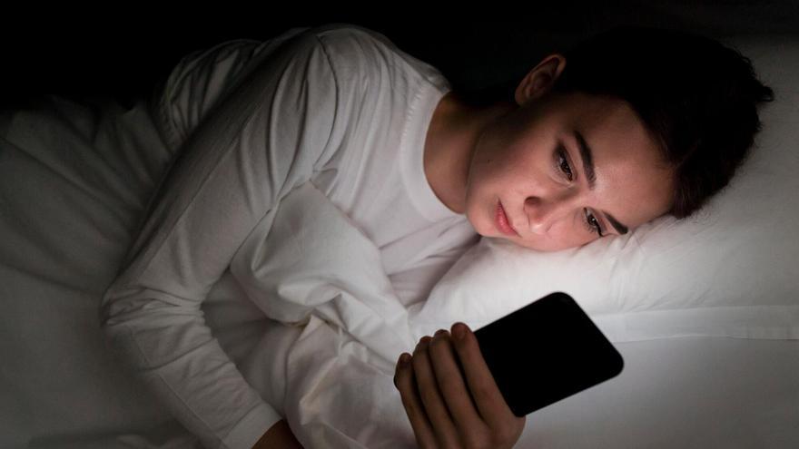 Se desaconseja mirar pantallas antes de acostarse.