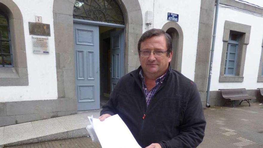 Segundo Menéndez, con la sentencia, ante la puerta del Juzgado de Cangas del Narcea.