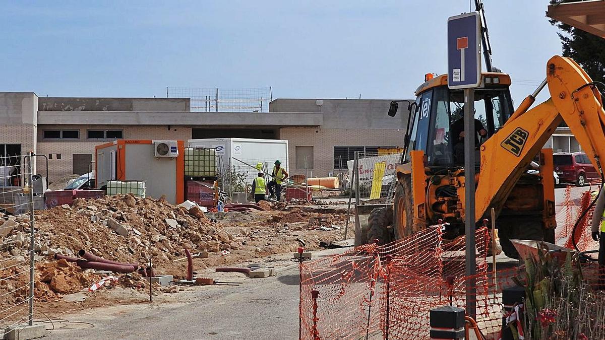 Trabajos de acceso al colegio por la calle d’Atzaró, en Sant Ferran. | C.C.