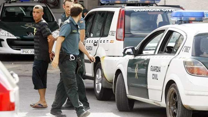 Efectivos de la Guardia Civil tras detener en Torrevieja a uno de los inmigrantes